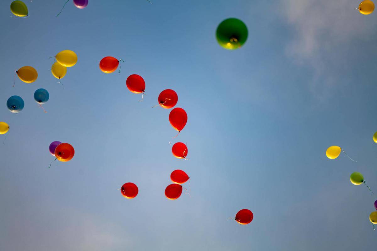 ilustrasi menerbangkan balon
