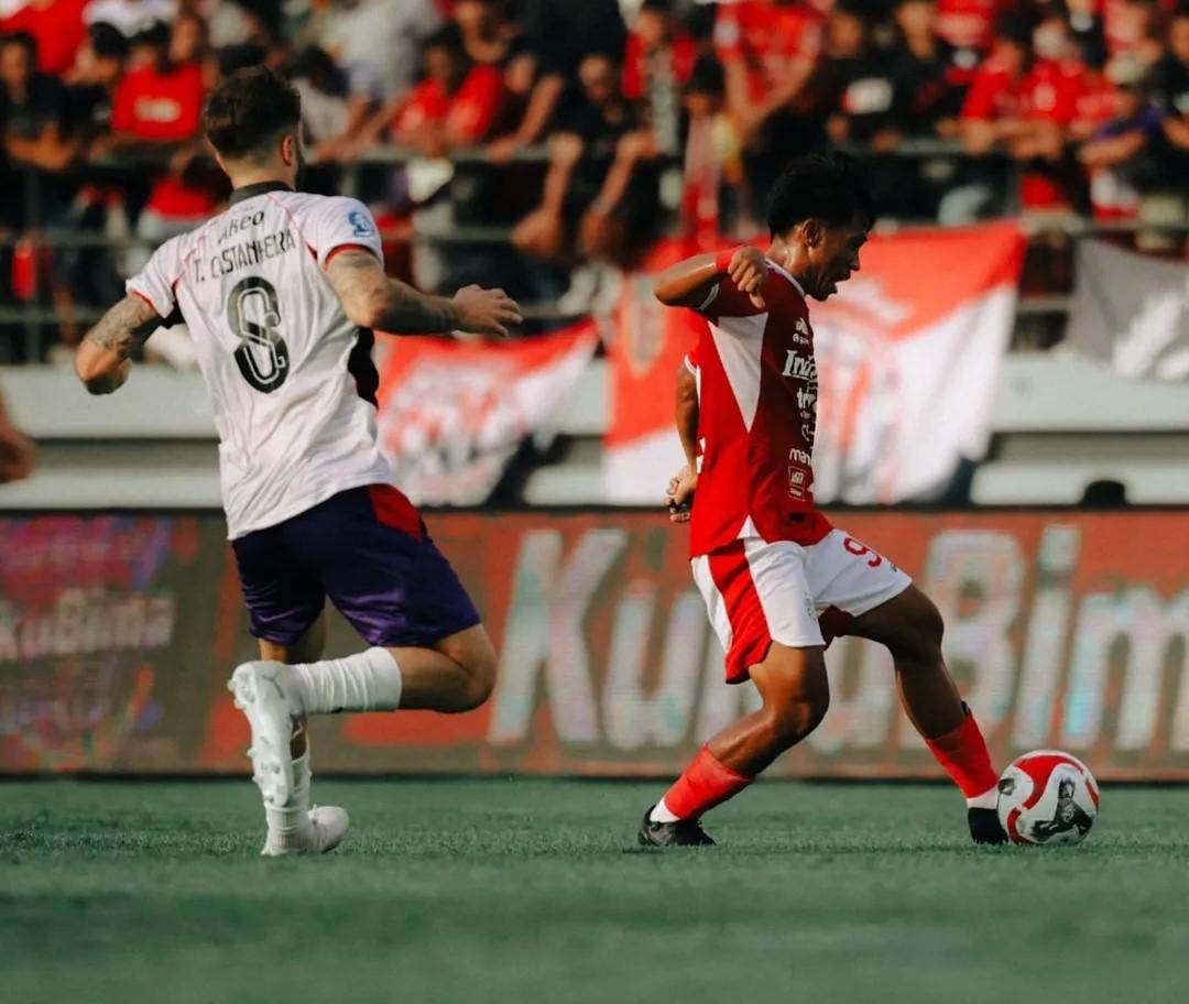 Reyner Barusu (merah) saat debut bersama Bali United di Super League 2025/2026 (Instagram.com/baliunitedfc)