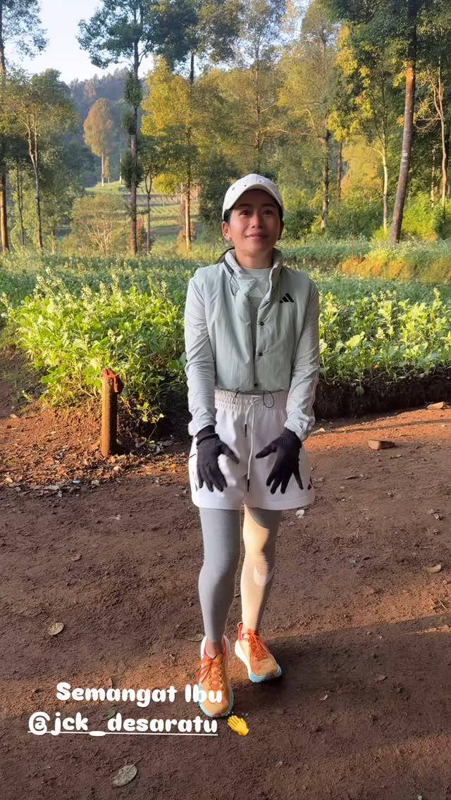 potret Farida Nurhan mendaki Gunung Gede 