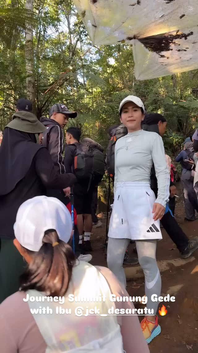 potret Farida Nurhan mendaki Gunung Gede 