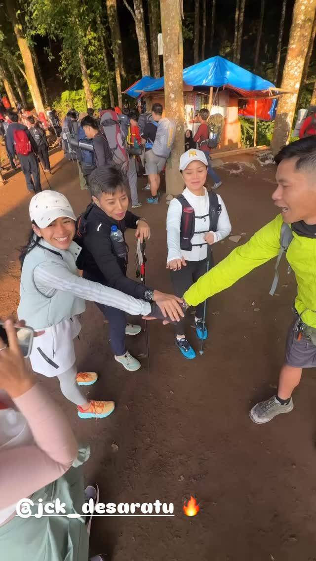 potret Farida Nurhan mendaki Gunung Gede 