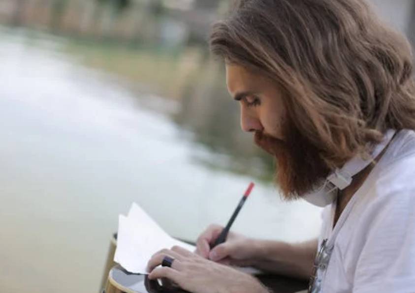 illustrasi pria menulis surat (pexels..com/Andrea Piacquadio)