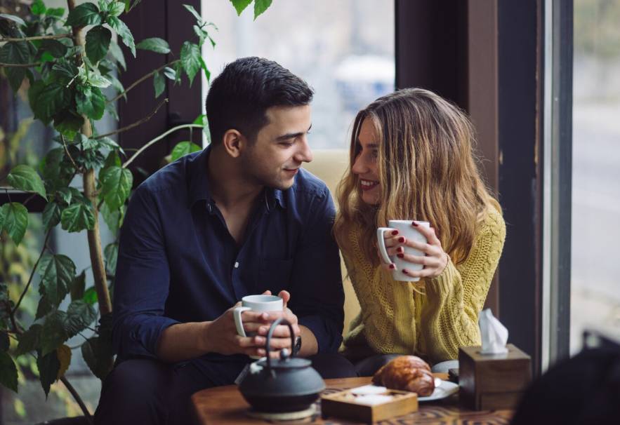 illustrasi pasangan di cafe (freepik.com/ArthurHidden)