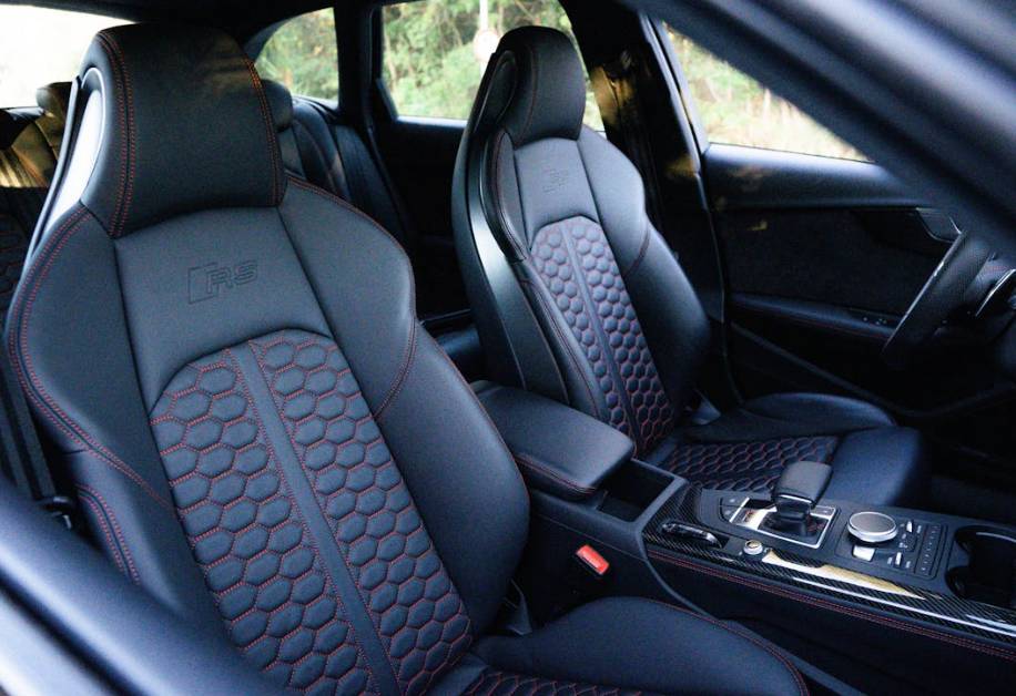 illustrasi interior mobil (pexels.com/Zeca Souza)