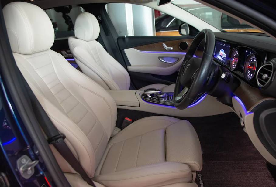 illustrasi interior mobil (pexels.com/Ammy K)
