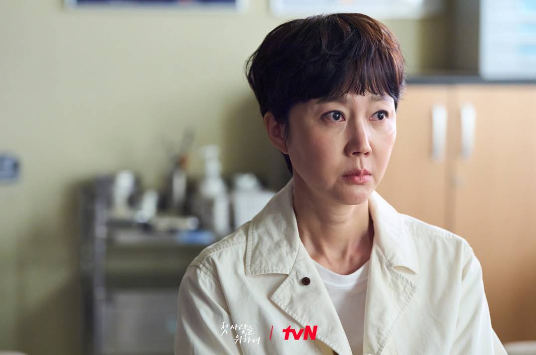 Lee Ji An di drama Korea Love, Take Two diperankan oleh Yum Jung Ah (dok. tvN/Love, Take Two)