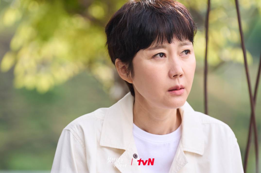 Lee Ji An di drama Korea Love, Take Two diperankan oleh Yum Jung Ah (dok. tvN/Love, Take Two)