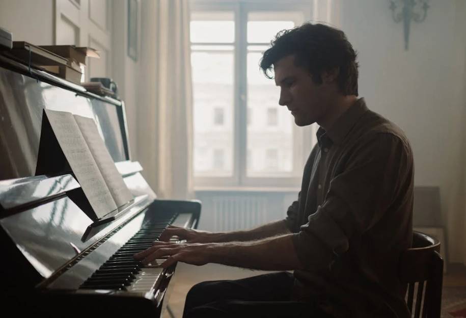ilustrasi bermain piano