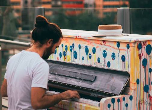 ilustrasi bermain piano
