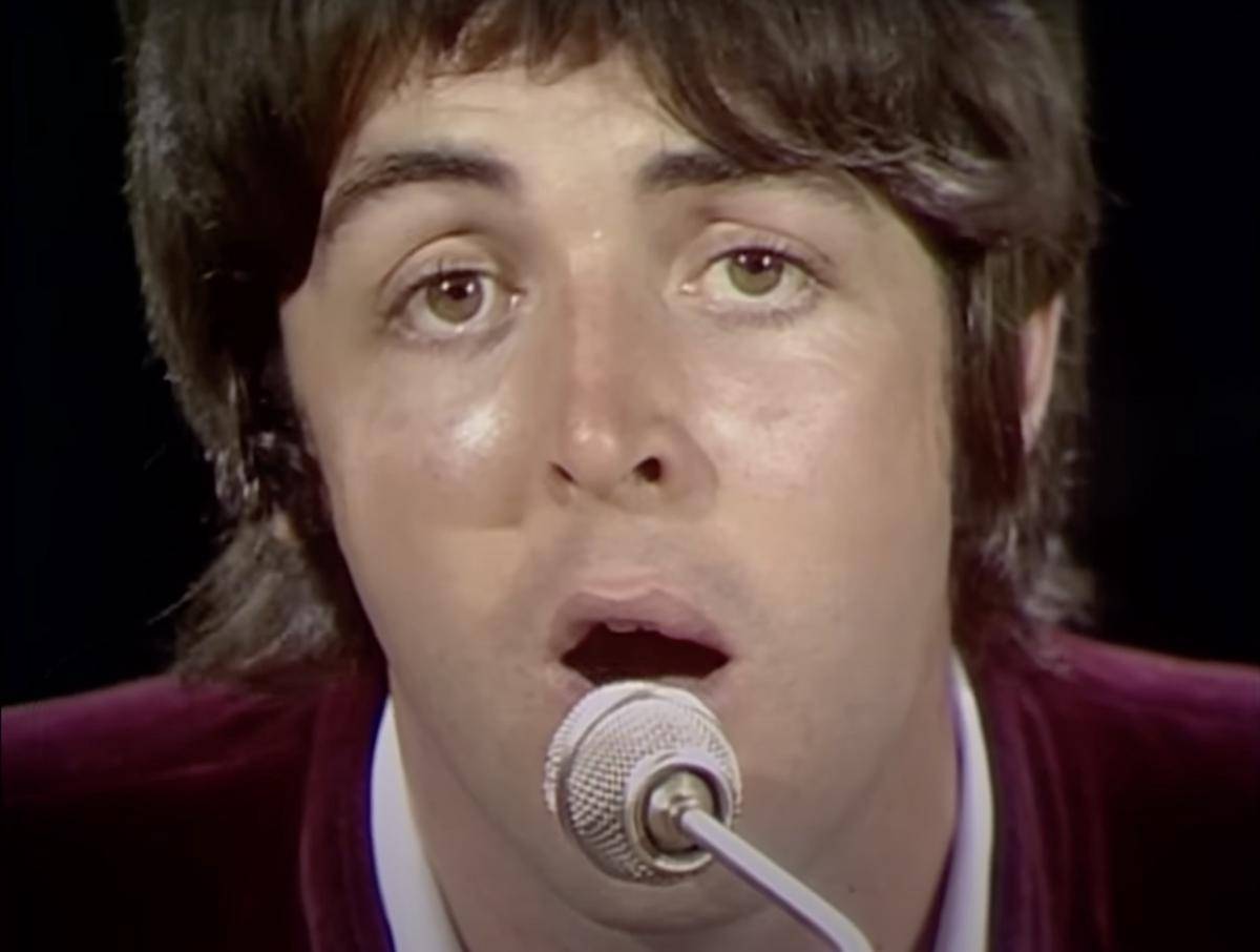 Paul McCartney di dalam video musik "Hey Jude"