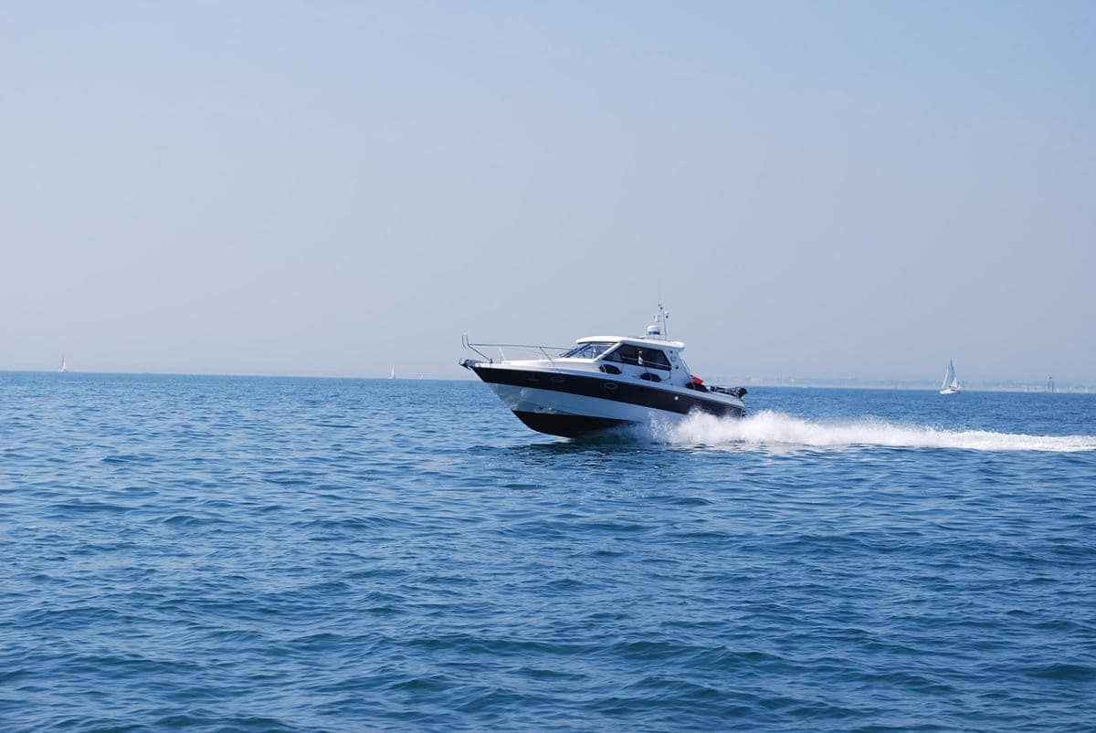 ilustrasi speed boat