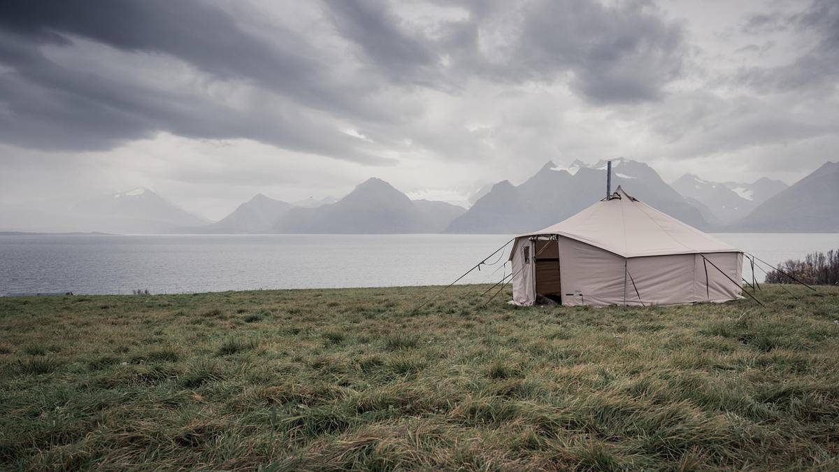 Ilustrasi camping di pantai (Pixabay/Terje Ansgar Eriksen)