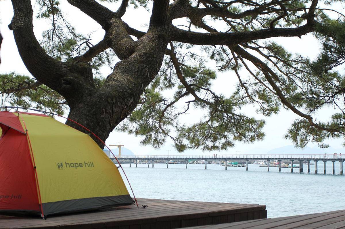 Ilustrasi camping di pantai (Pixabay/nzzang)