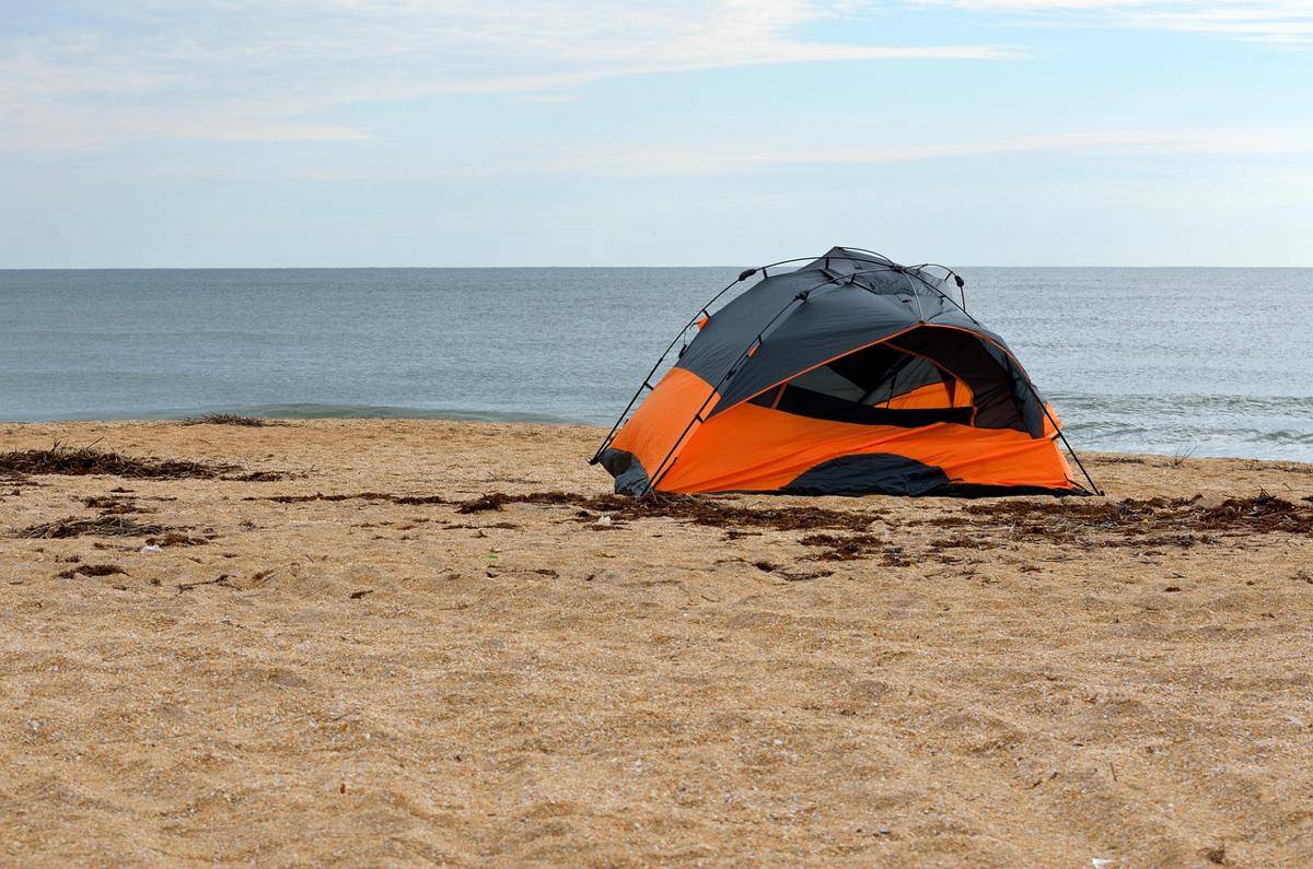 Ilustrasi camping di Pantai (Pixabay/Paul Brennan)