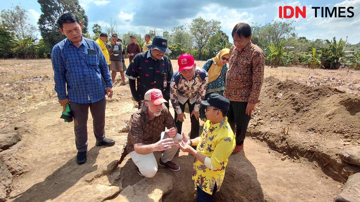 Gabungan tim peneliti Indonesia dan internasional menemukan artefak alat batu di lembah Walanae, di Kabupaten Soppeng, Sulawesi Selatan, yang mengindikasikan kehidupan manusia purba 1,5 juta tahun lalu. (IDN Times/Aan Pranata)