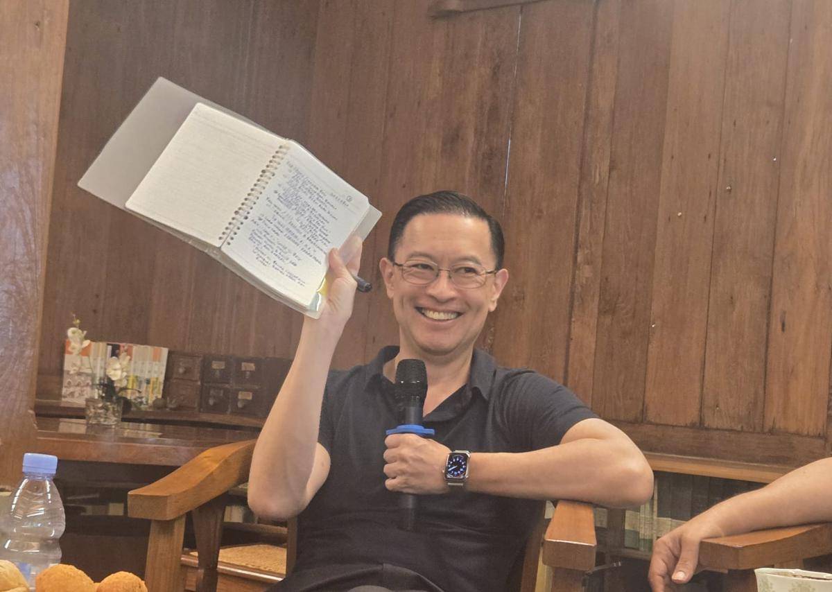 Tom Lembong saat bertemu dengan para pimpinan media di pendopo Anies Baswedan, Lebak Bulus, Jakarta, Minggu, (10/8/2025). (IDN Times/Uni Lubis)