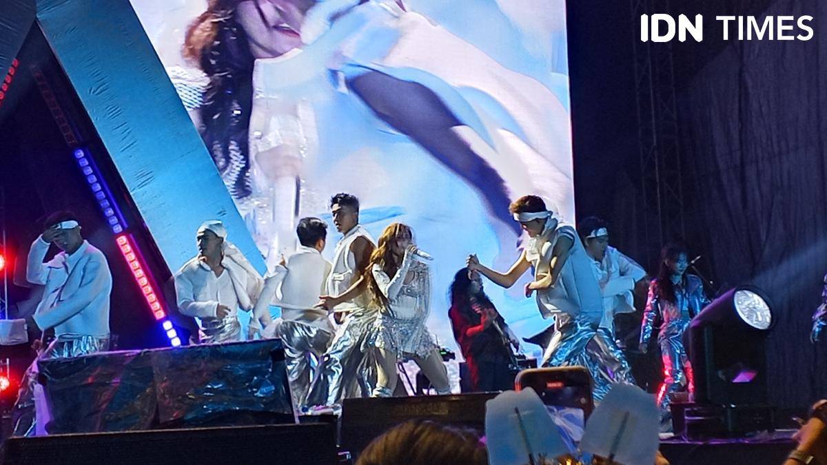 Ayu Ting Ting Berdansa Bersama Para Dancer