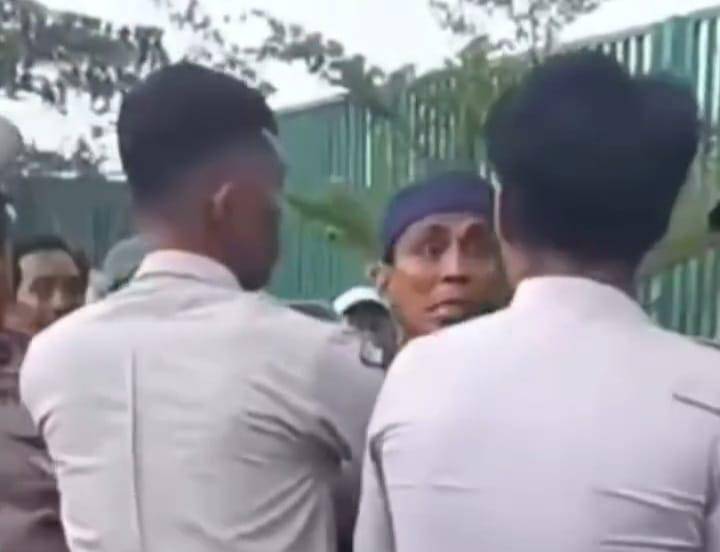 Juru parkir (jukir) liar memukul seorang pegawai Dinas Perhubungan Kota Makassar, Minggu (10/8/2025)