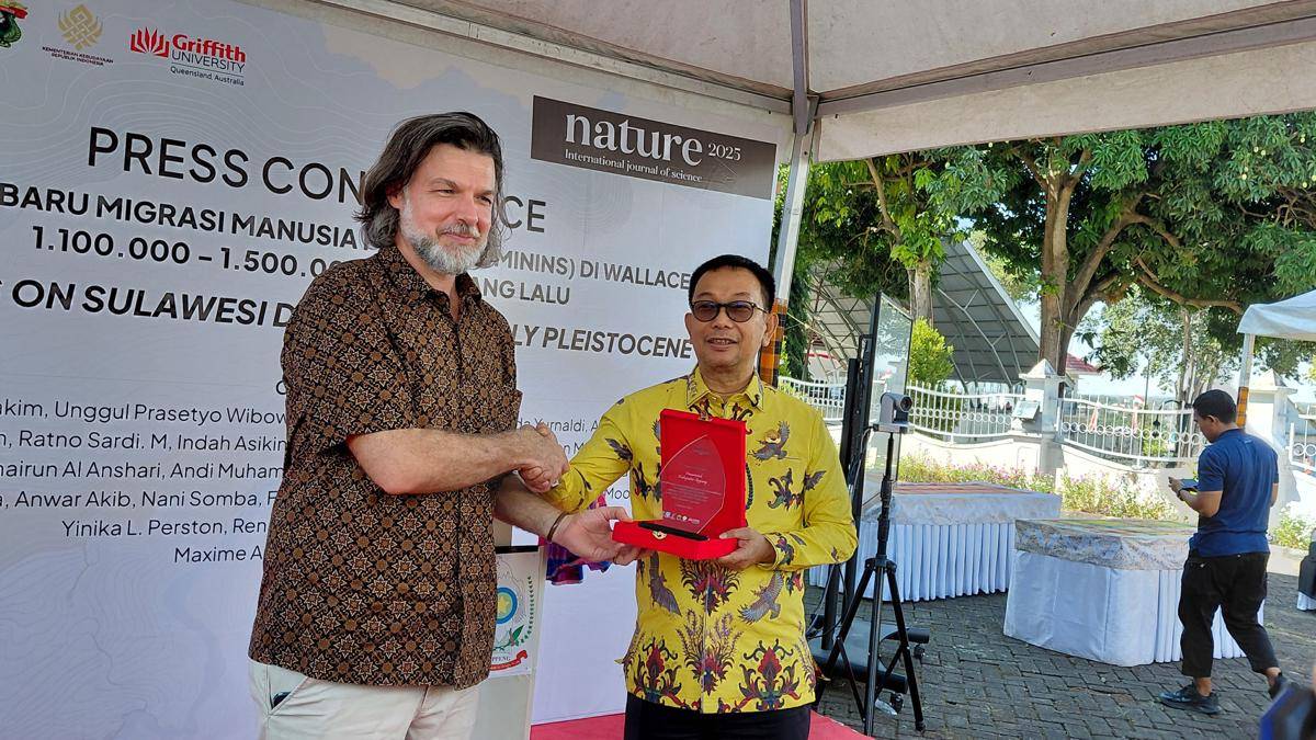 Peneliti asal Griffith University Adam Brumm (kiri) dan Bupati Soppeng Suwardi Haseng. (IDN Times/Aan Pranata)