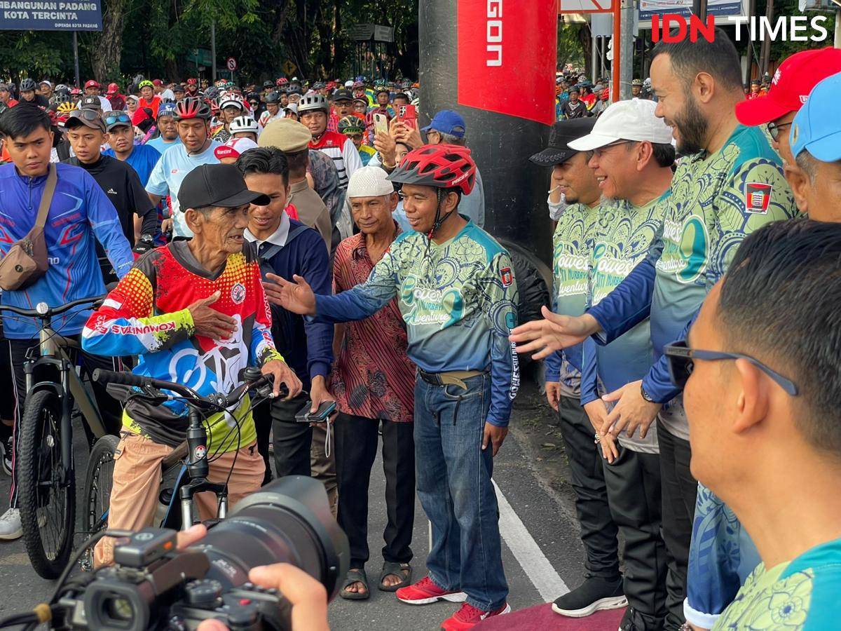 Peserta Gowes Siti Nurbaya bersalaman dengan Wali Kota Padang