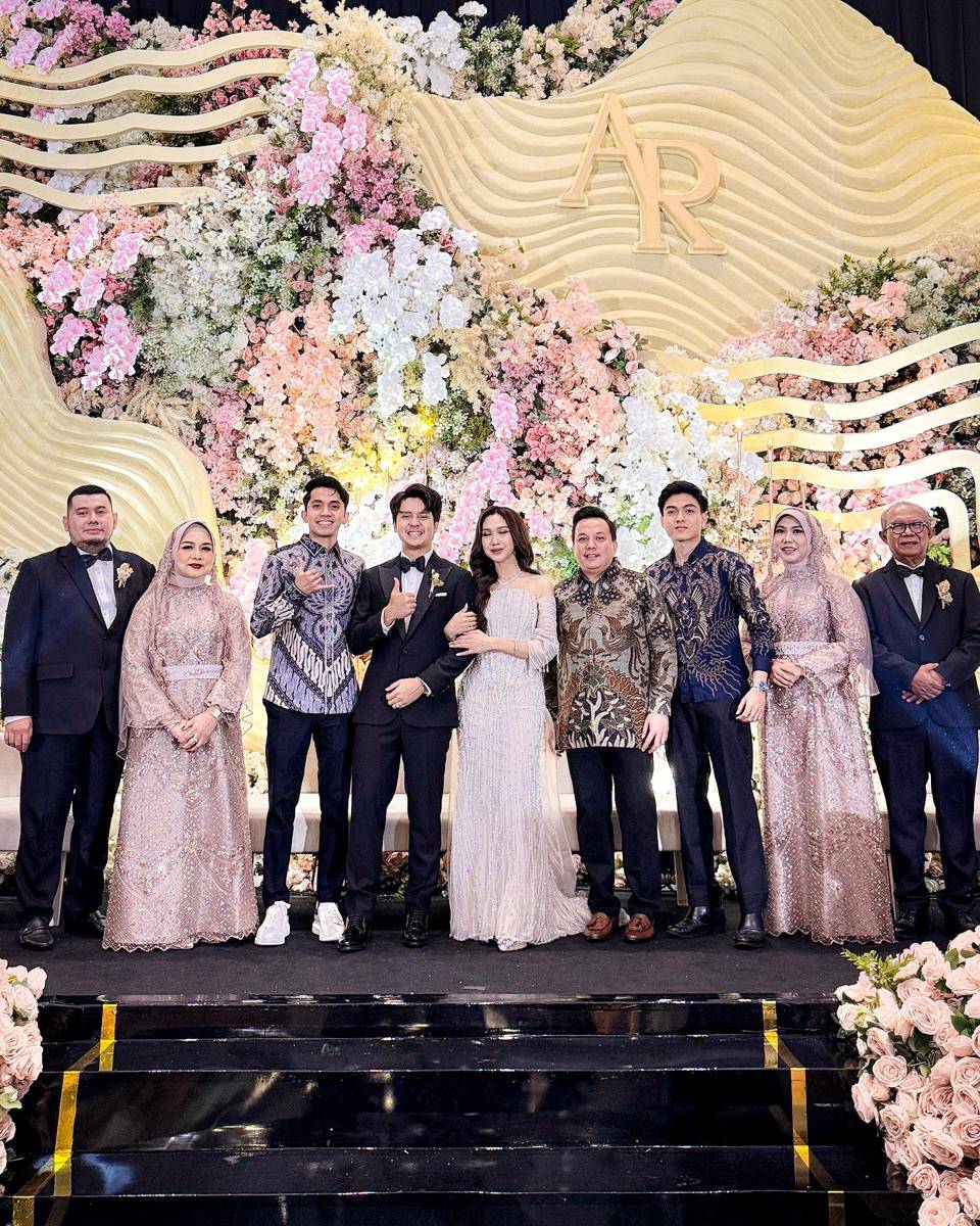 Tamu Artis di Resepsi Arbani Yasiz