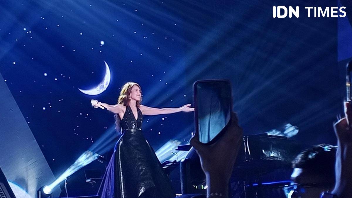 Penampilan Ayu Ting TIng di konser perdananya