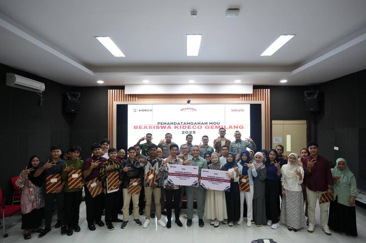 Para penerima beasiswa dari PT Kideco Jaya Agung di Kabupaten Paser Kalimantan Timur.