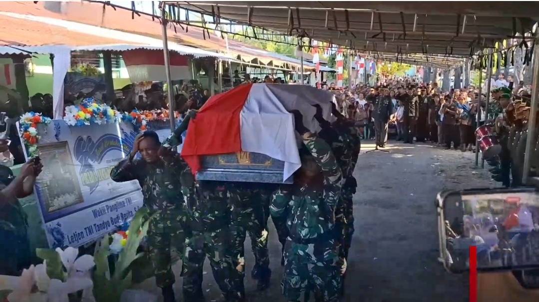 Jenazah Prada Lucky Chepril Namo dimakamkan secara militer di Nusa Tenggara Timur (NTT). (ANTARA FOTO)