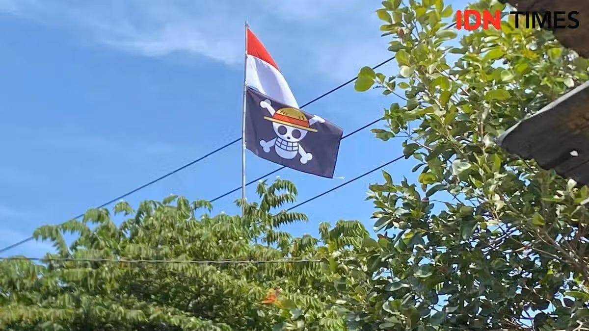 Bendera One Piece saat berkibar di Kawasan Kejawan Putih Tambak, Kecamatan Mulyorejo, Surabaya. (IDN Times/Khusnul Hasana)
