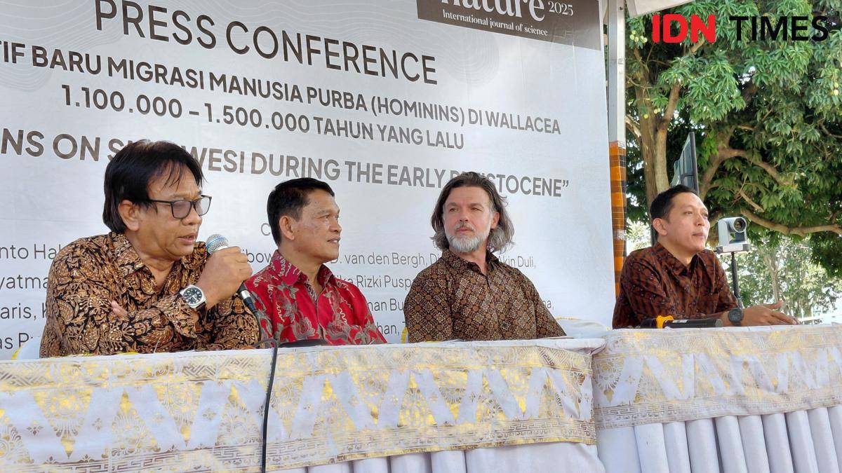 Empat dari puluhan peneliti di situs Calio, Soppeng (kiri ke kanan): Budianto Hakim dari BRIN; Akin Dulli dari Universitas Hasanuddin; Adam Brumm dari Griffith University; Unggul Prasetyo dari Badan Geologi Nasional. (IDN Times/Aan Pranata)
