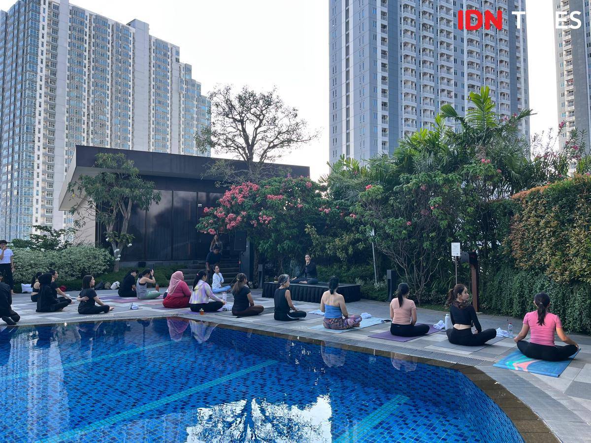 Potret sunset yoga di The Westin Surabaya 