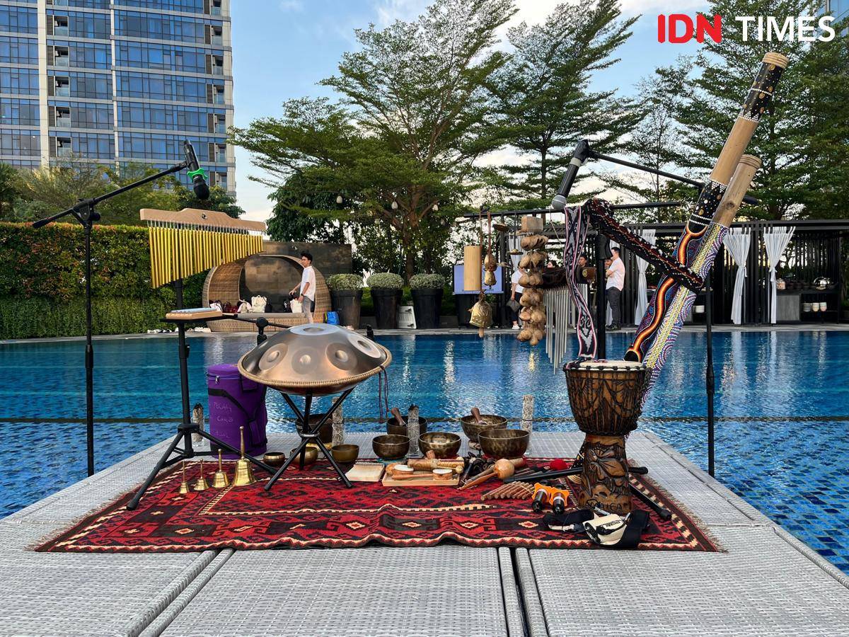 Potret sunset yoga di The Westin Surabaya  