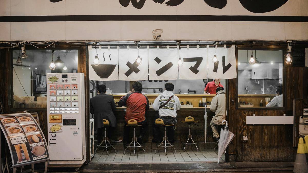 Ilustrasi orang makan ramen di kedai Jepang