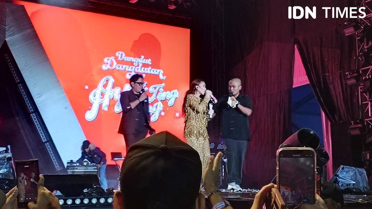 Segment yang dilakukan Ayu Ting Ting bersama Andre Taulany dan Wendy Cagur