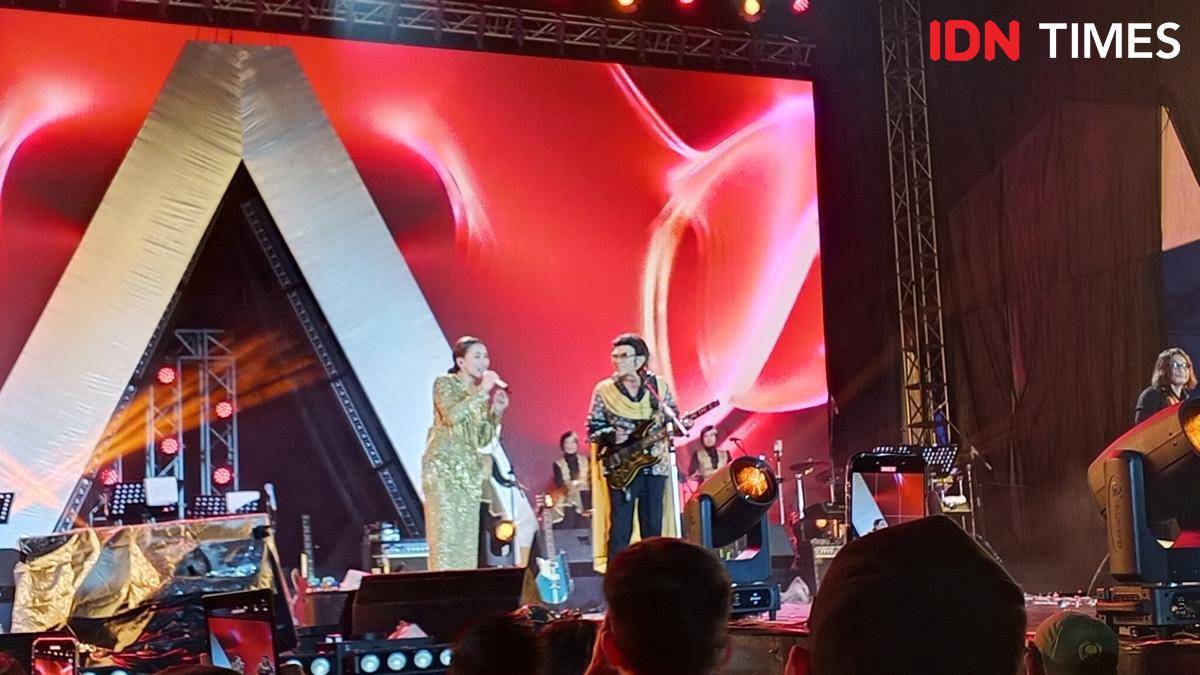 Penampilan duet Ayu Ting Ting bersama Rhoma Irama