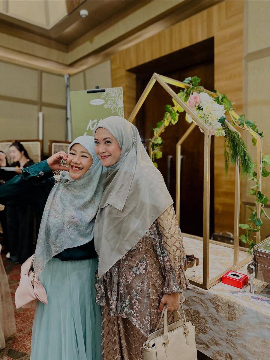 Gaya Adhitya Putri di resepsi Arbani Yasiz (instagram.com/ridwanghany)