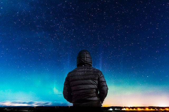 Potret pakaian hangat melihat aurora borealis