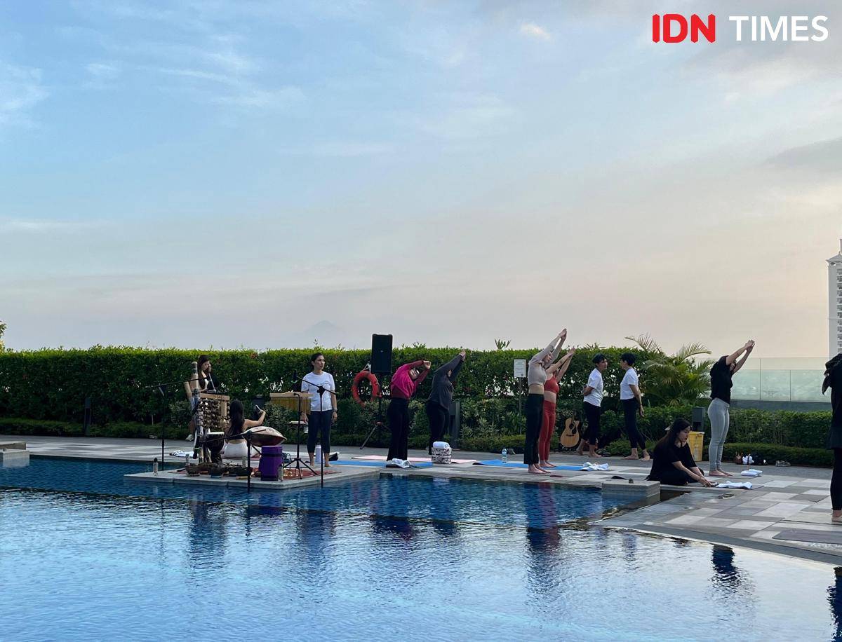 Potret sunset yoga di The Westin Surabaya 