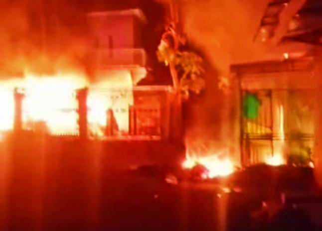 Tangkapan layar saat rumah para terduga pelaku dibakar massa.