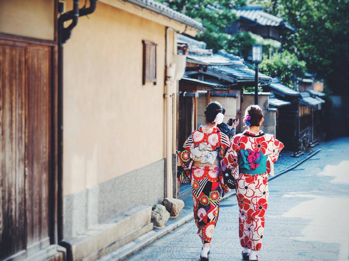 Potret perempuan Jepang mengenakan yukata