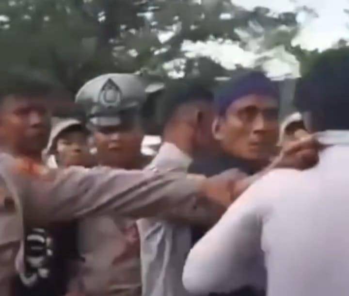 Juru parkir (jukir) liar memukul seorang pegawai Dinas Perhubungan Kota Makassar, Minggu (10/8/2025)