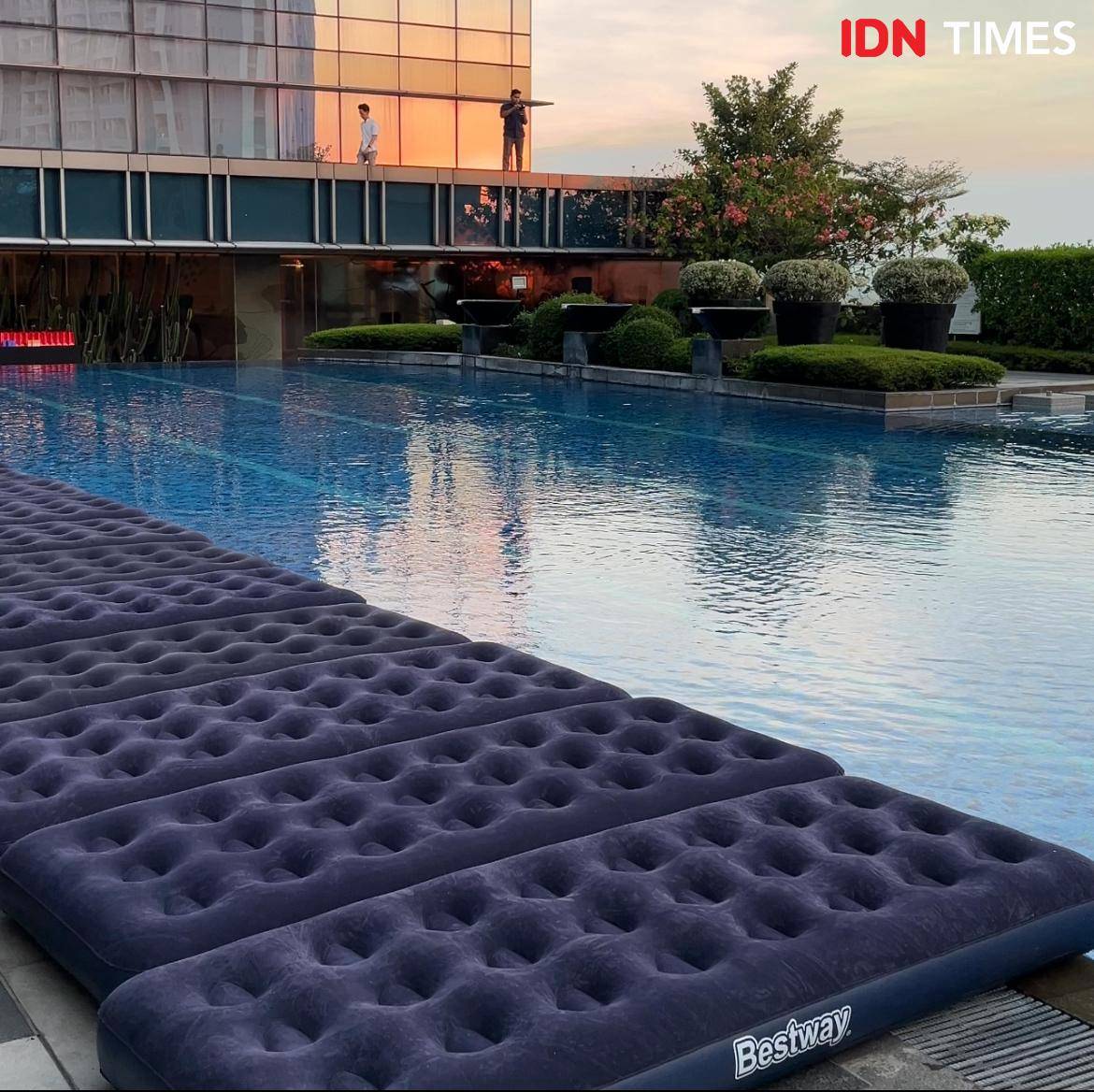 Potret sunset yoga di The Westin Surabaya 
