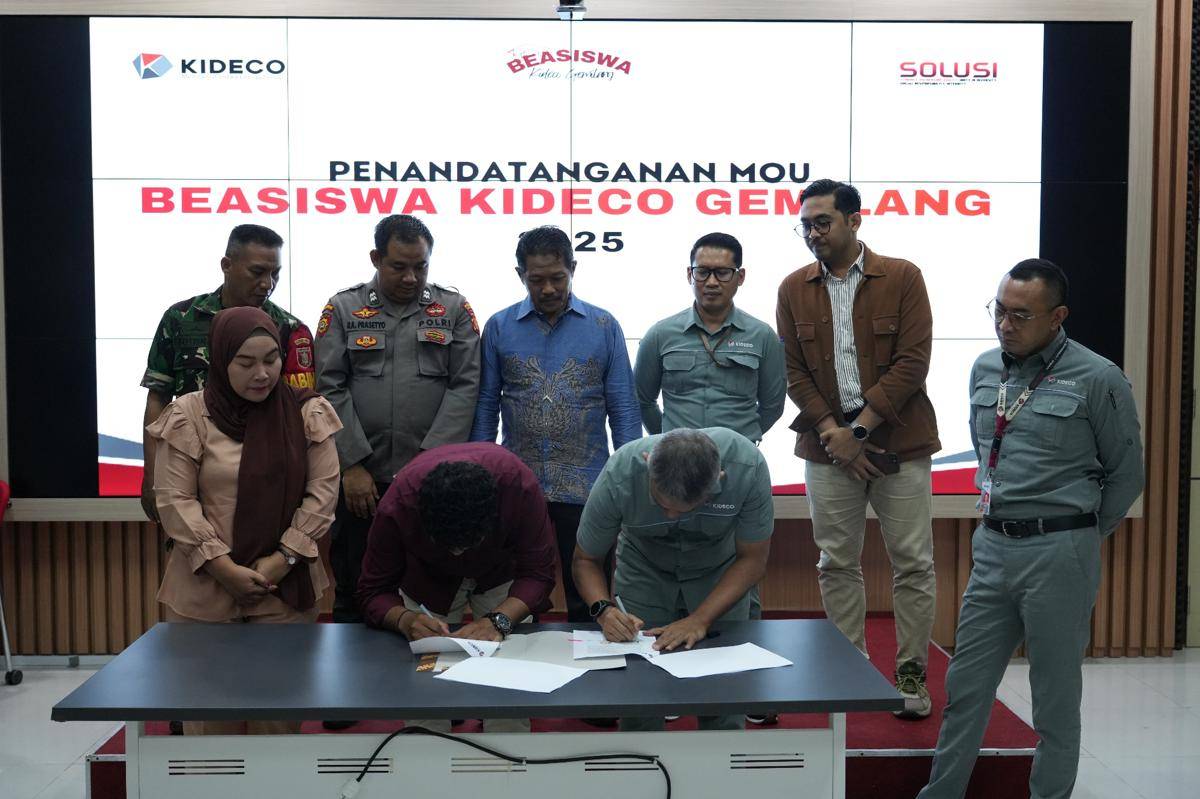Kiri ke kanan orang tua dan Penerima Beasiswa Kideco Gemilang, Direktur L.JPG