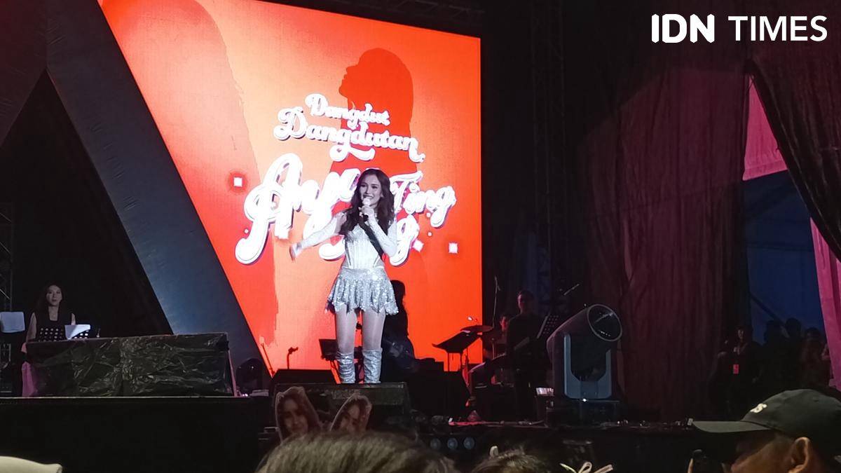 Potret Ayu Ting Ting di Konser Perdananya