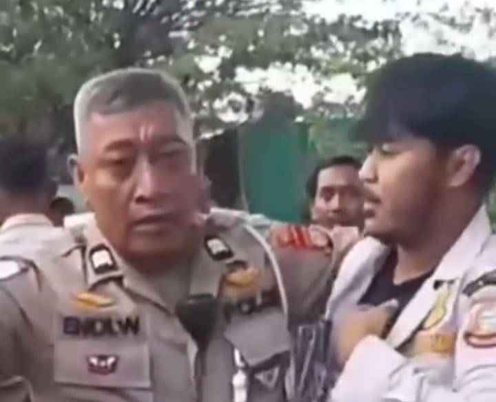 Pegawai Dishub Makassar (kanan) dipukul oleh jukir liar, Minggu (10/8/2025)