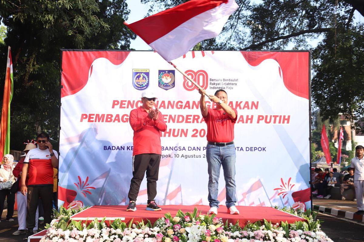 Bahtiar Baharuddin dan Wali Kota Depok Sopian Suri bagikan ribuan bendera merah putih di Depok