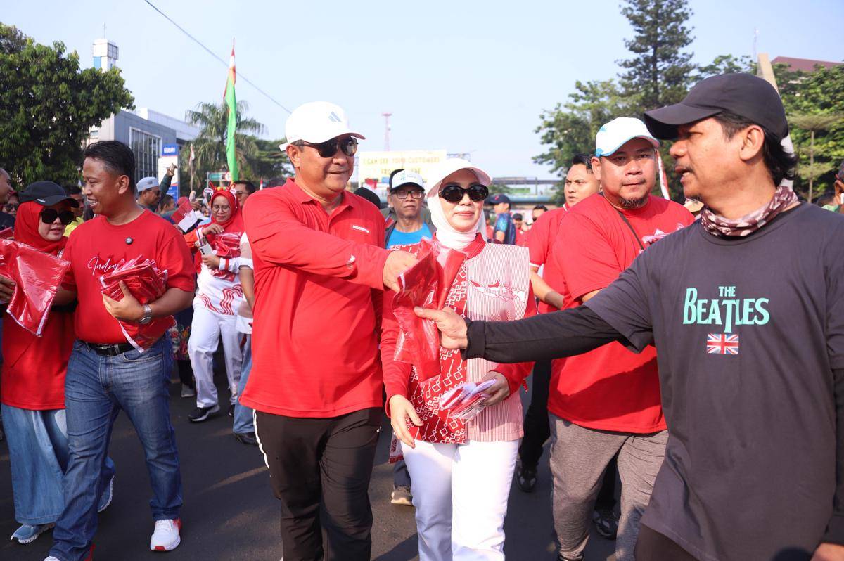 Bahtiar Baharuddin bagikan bendera merah putih di Depok