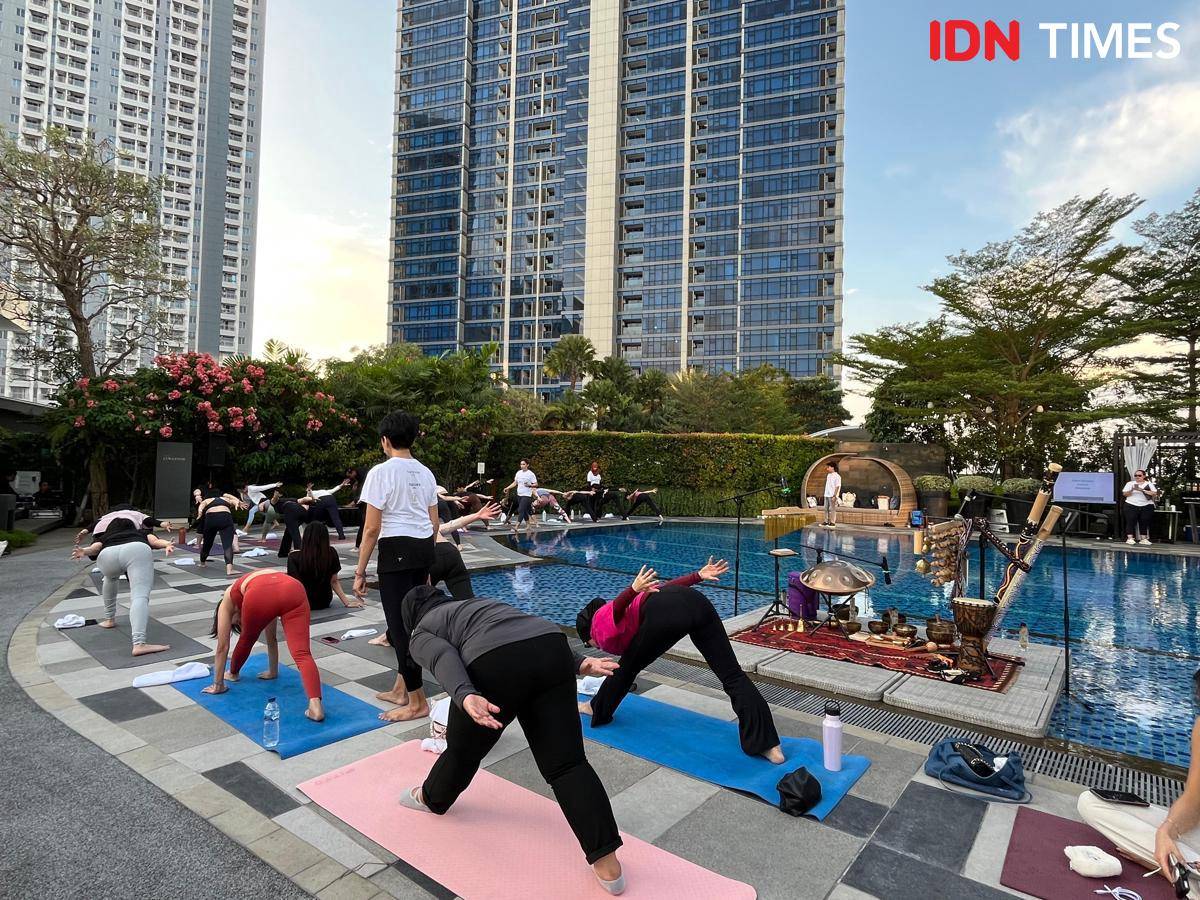 Potret sunset yoga di The Westin Surabaya  