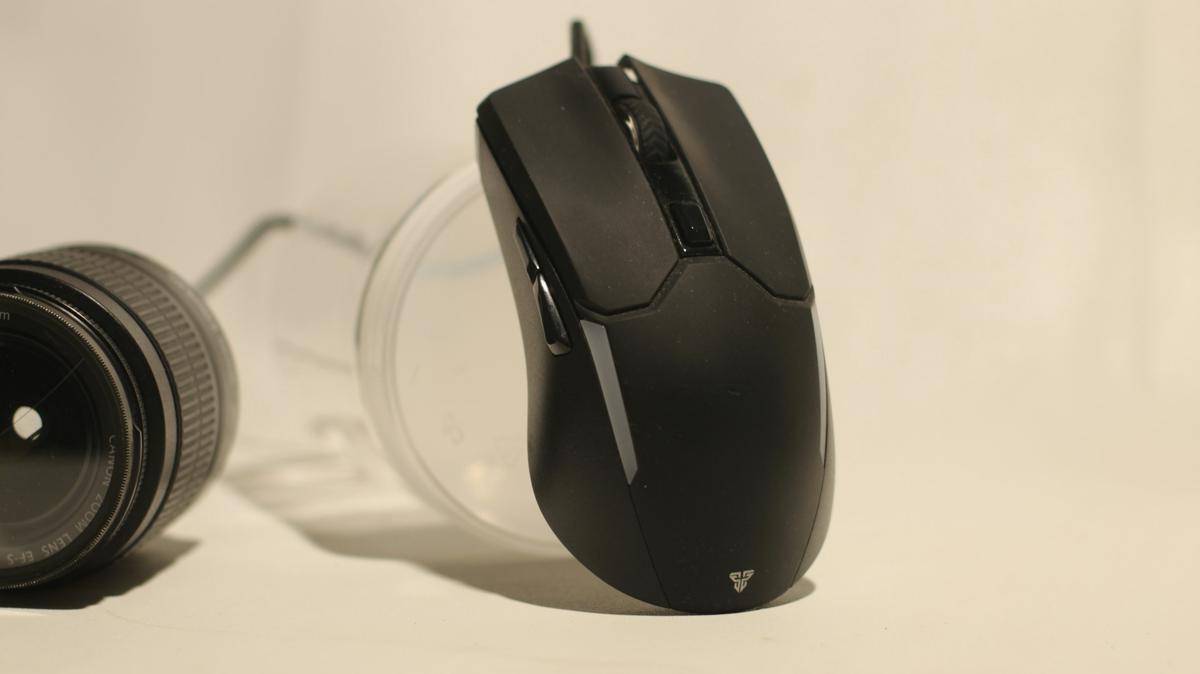 ilustrasi mouse gaming 