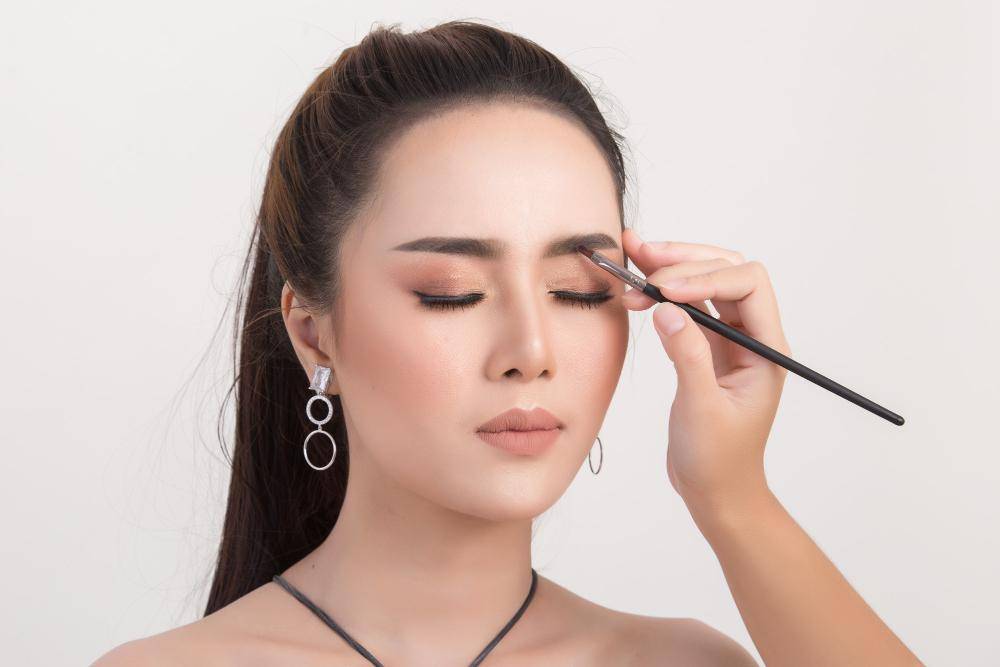 ilustrasi makeup alis (freepik.com/jcomp)